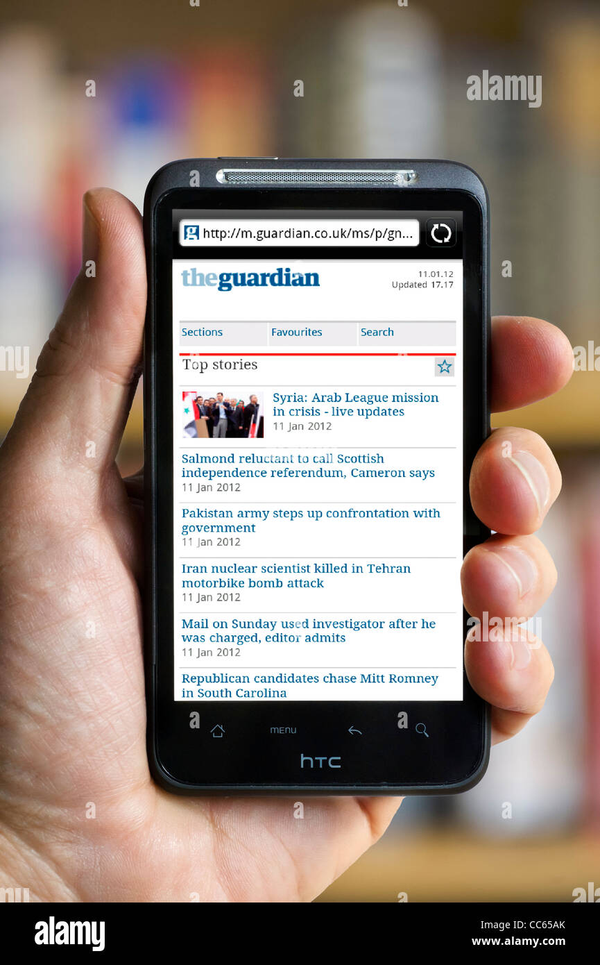 Esplorazione del Guardian giornale online su uno smartphone HTC Foto Stock