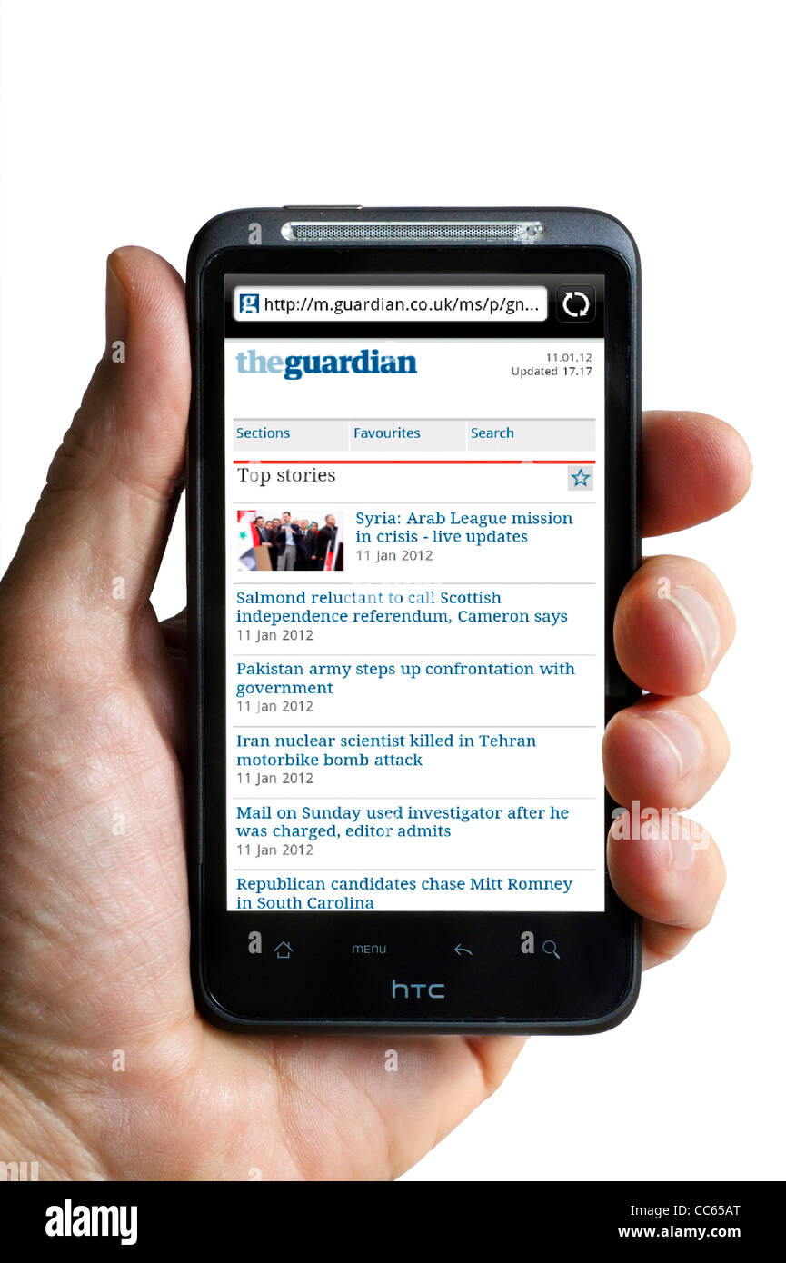 Esplorazione del Guardian giornale online su uno smartphone HTC Foto Stock