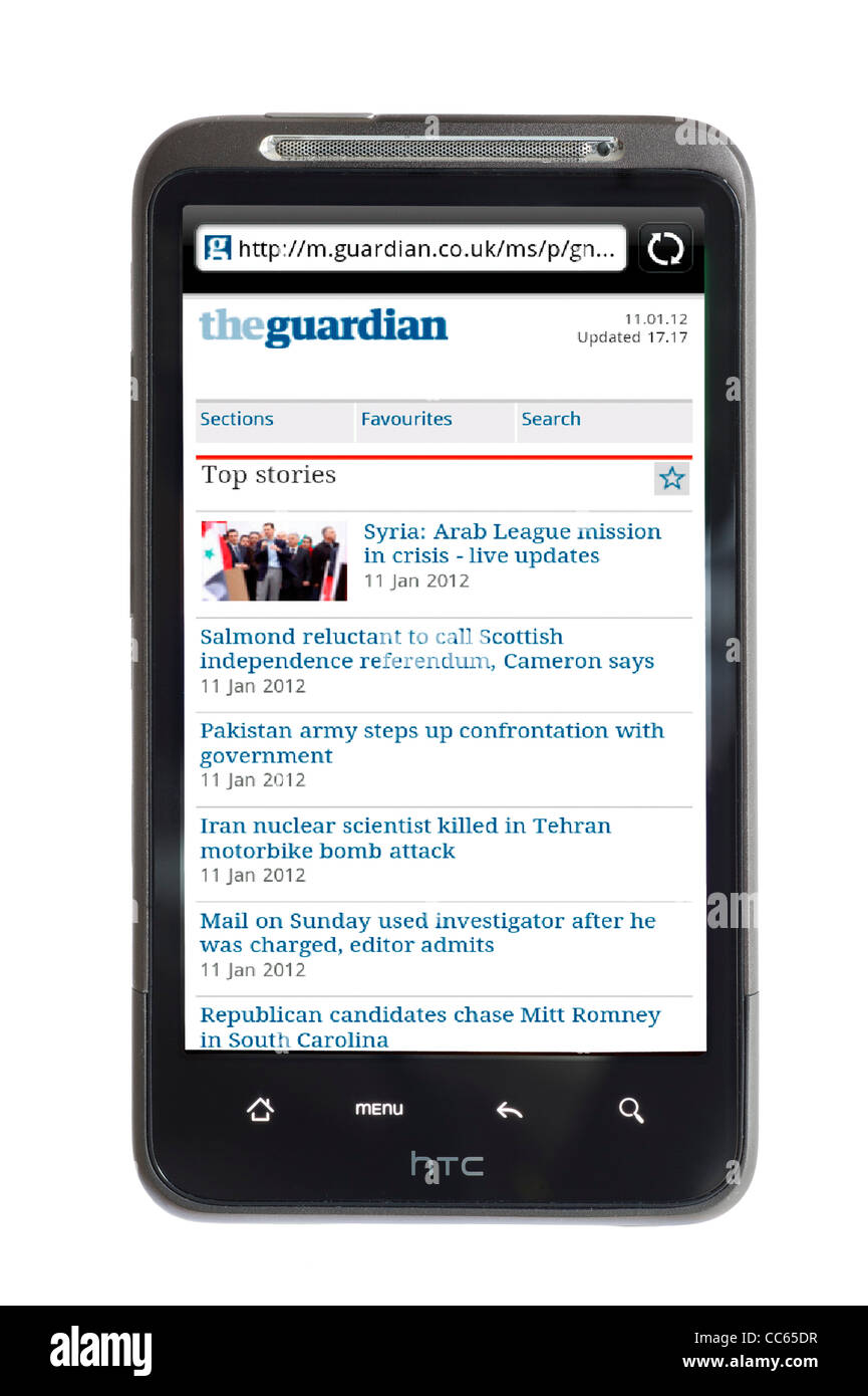 Esplorazione del Guardian giornale online su uno smartphone HTC Foto Stock