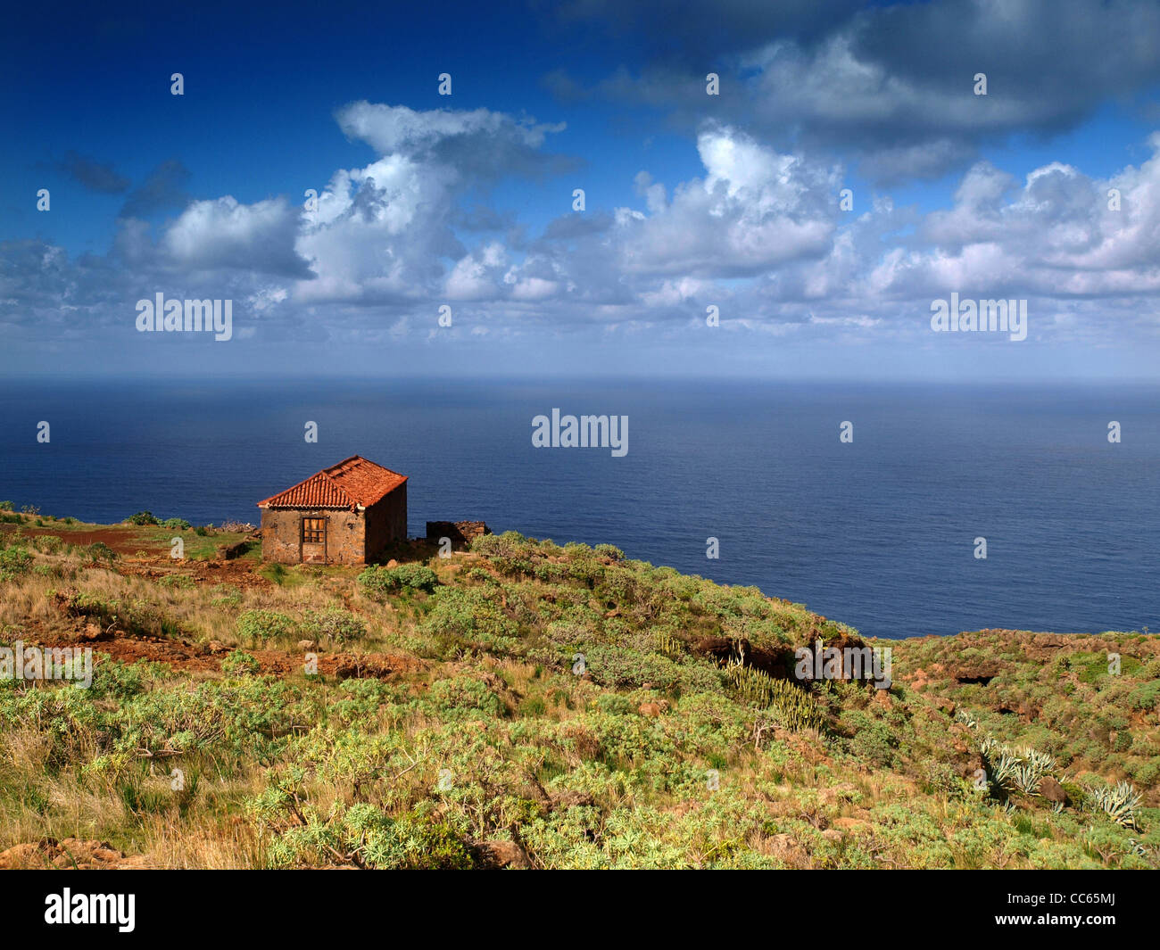 La vista per vedere da scogliere di La Palma, Canarie, rosso piccolo edificio piastrellato in primo piano Foto Stock