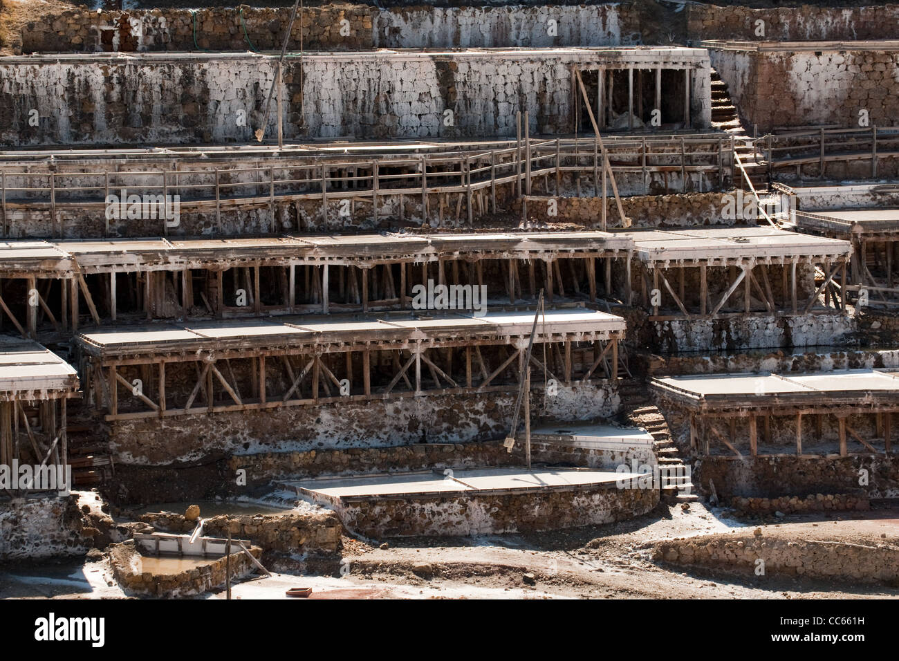 Raccogliere sale, una delle più antiche fabbriche di sale del mondo, vasta rete di canali in legno, Salinas de ananas, Spagna Foto Stock
