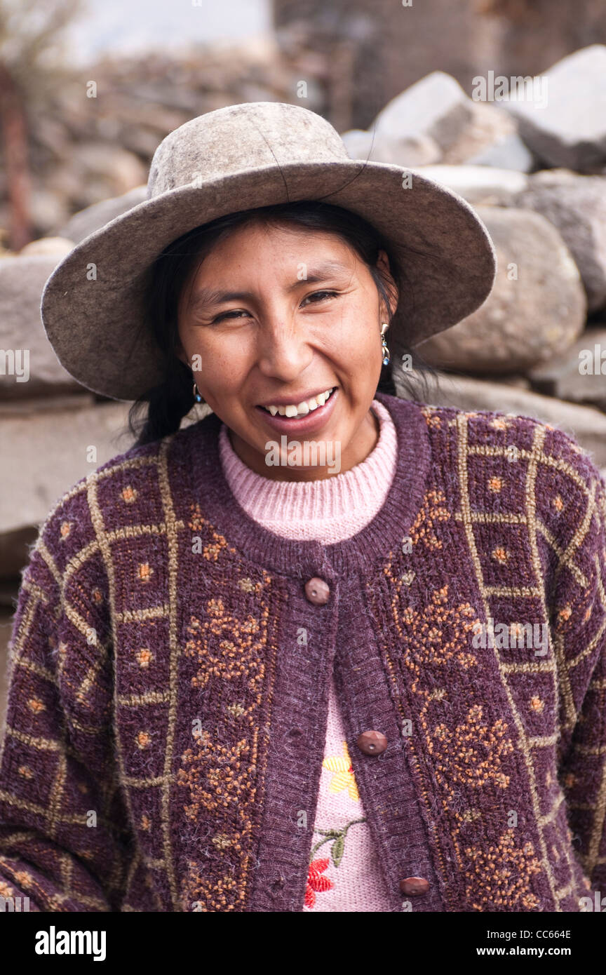 Quechua peruviana o donna Quecha in abito tradizionale cappello, Atuncla, Perù. Foto Stock