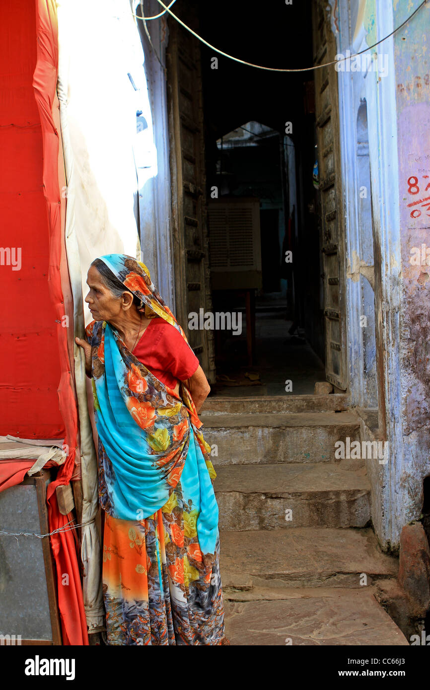 Donna indiana in sari colorati a guardare la strada. Pushkar. Il Rajasthan. India Foto Stock