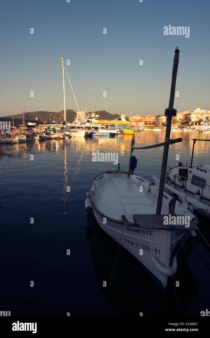 Barche da pesca a Cala Ratjada Harbour, Maiorca, isole Baleari, Spagna Foto Stock