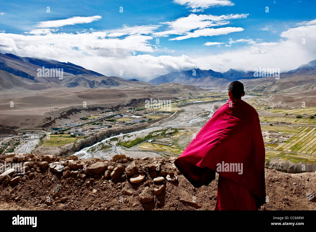 Monaco in tunica tradizionale godetevi la vista, Xiangbolin Monastero, Ngari, Tibet, Cina Foto Stock