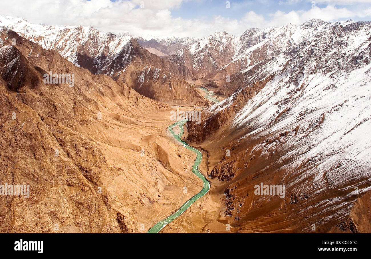 Angolo alto vista dell Himalaya gamma e Yarlung Zangbo River, Tibet, Cina Foto Stock