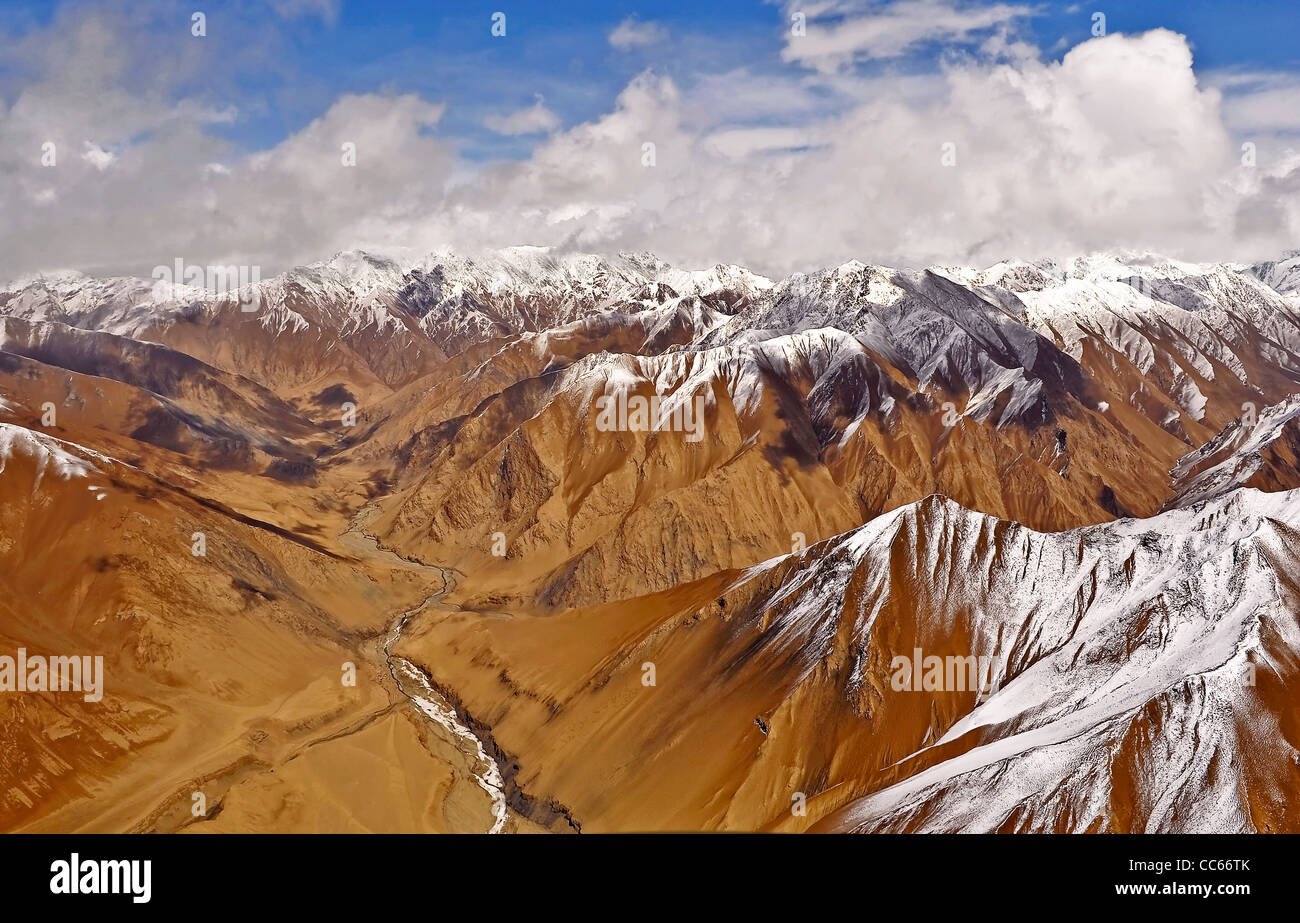 Angolo alto vista dell Himalaya gamma e Yarlung Zangbo River, Tibet, Cina Foto Stock