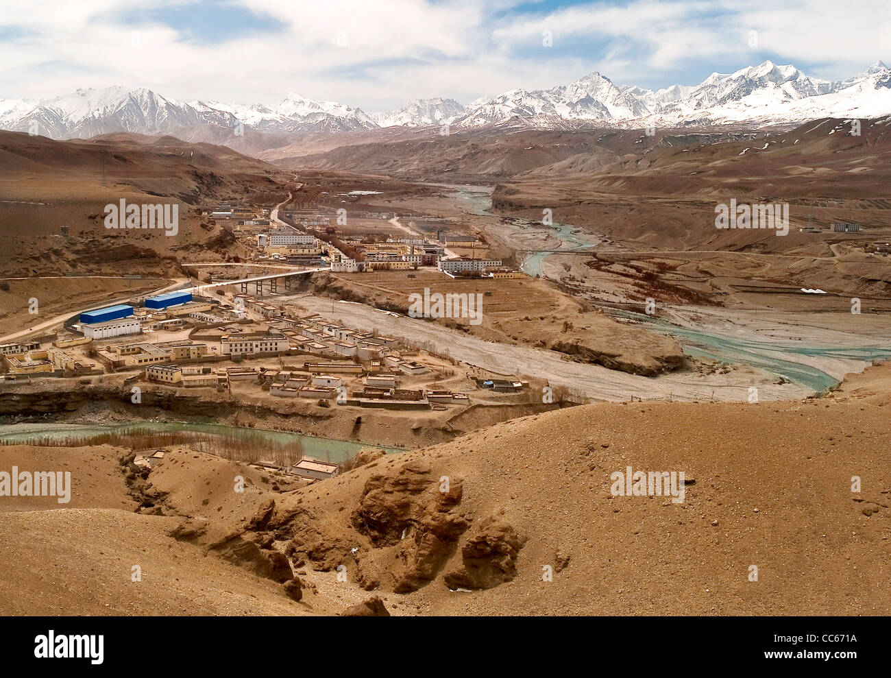 Angolo di alta vista di Yarlung Zangbo River, Ngari, Tibet, Cina Foto Stock