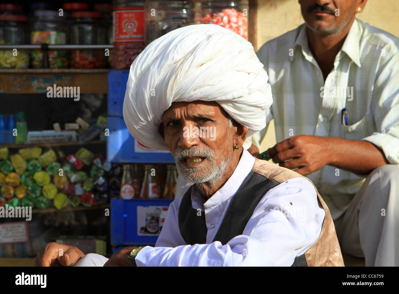 Uomo indiano indossando il tradizionale turbante in Rajasthan. India Foto Stock