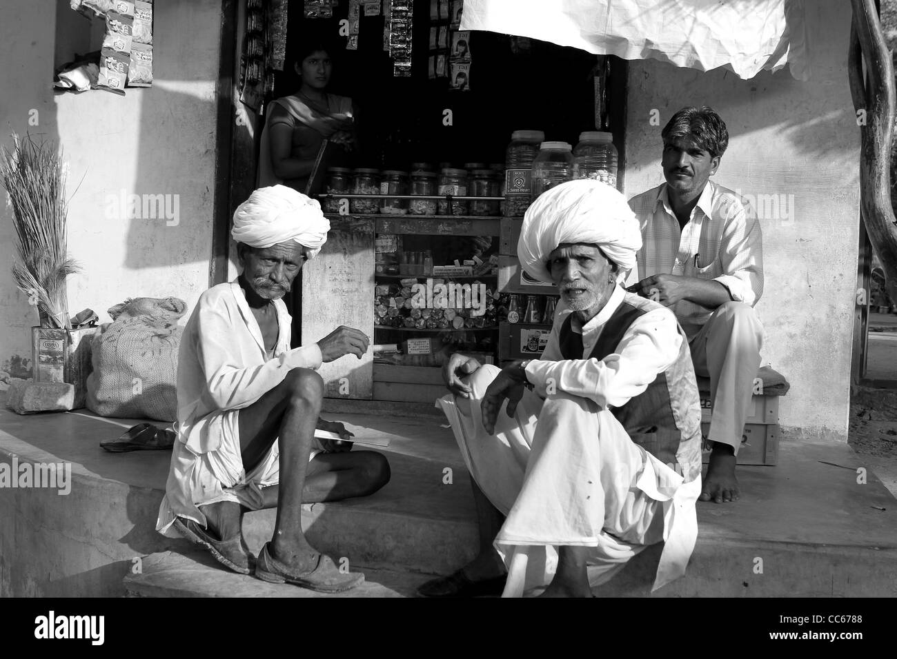 Indian uomini indossando il tradizionale turbanti in un villaggio in Rajasthan. India Foto Stock