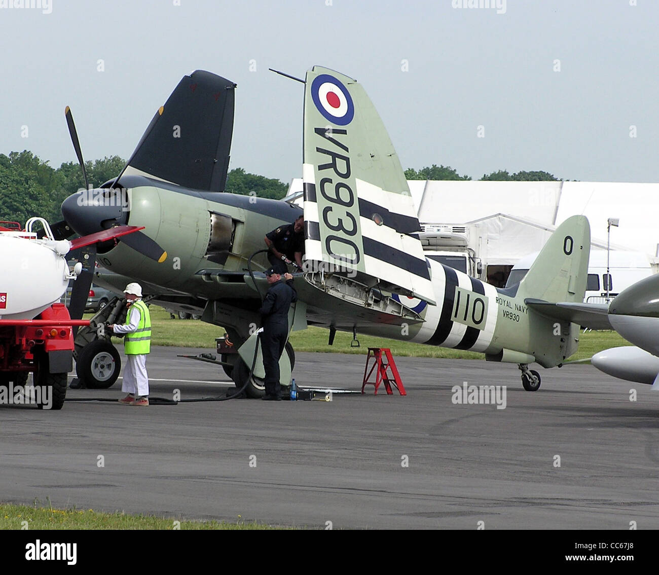 Il Douglas Skyraider, con le ali piegate, è visto al Kemble Airfield nel Gloucestershire, in Inghilterra. Un aereo basato sulle portaerei sviluppato negli anni '1950, lo Skyraider fu ampiamente utilizzato dalla Marina degli Stati Uniti per missioni di attacco al suolo durante le guerre di Corea e Vietnam. Foto Stock