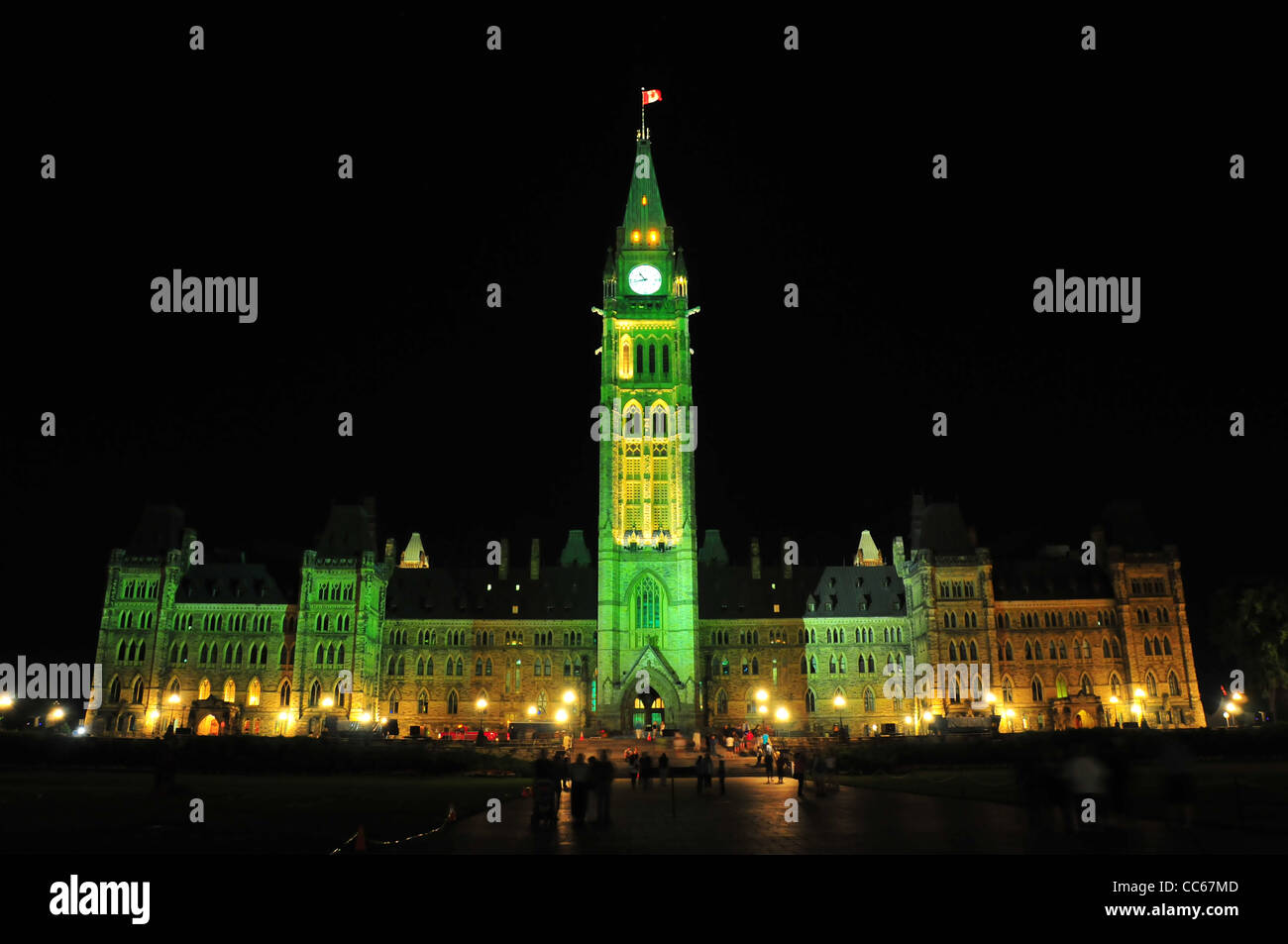 Blocco di Centro e di pace torre, Parliament Hill, Ottawa illuminata di notte Foto Stock