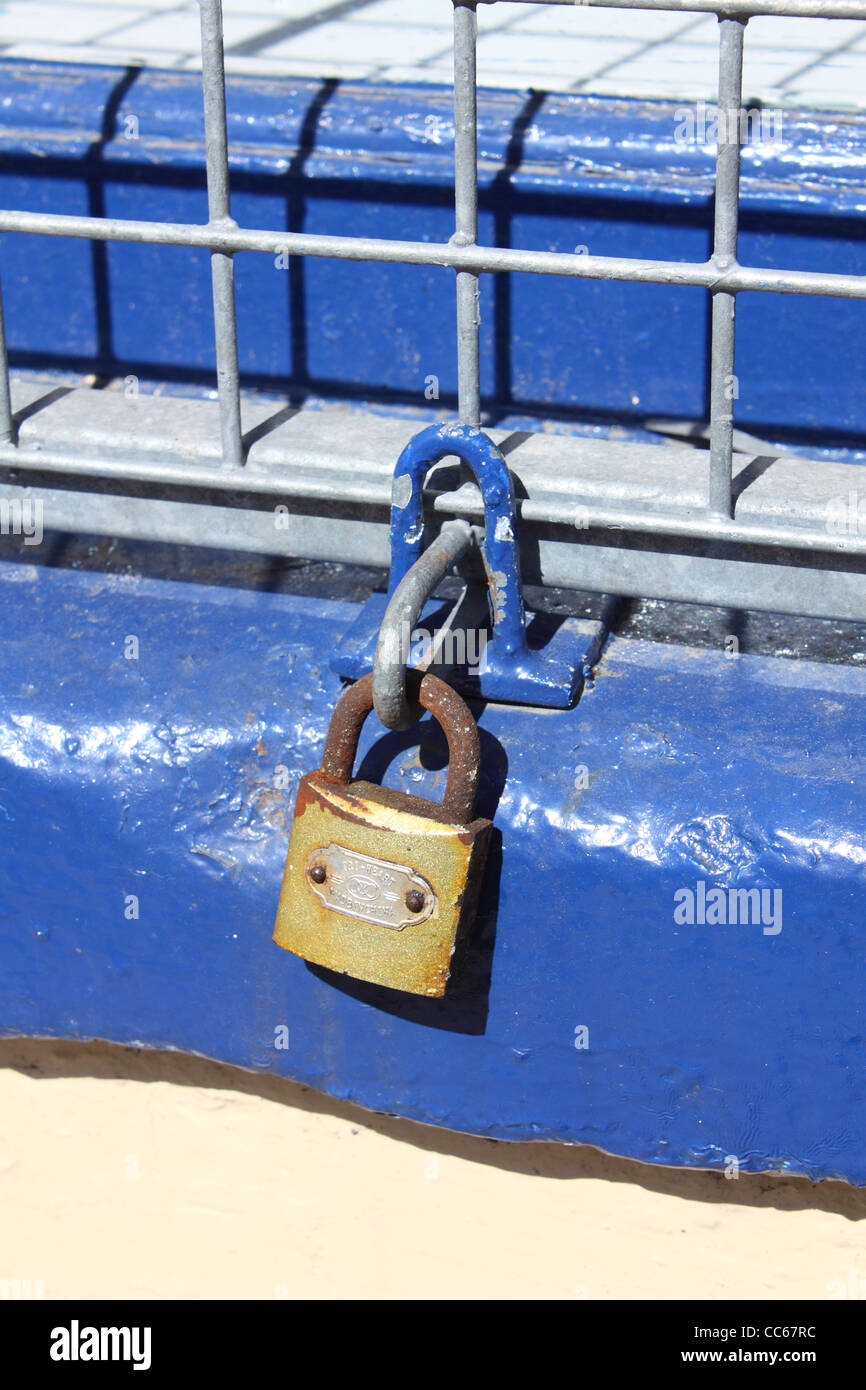 Vetrina otturatore fissato con un lucchetto Foto Stock