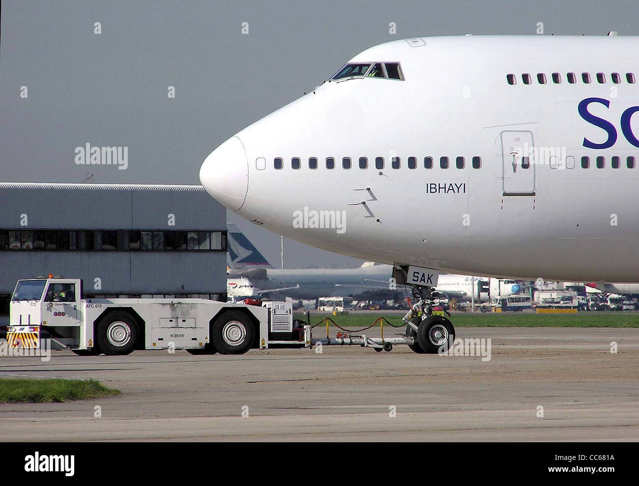 South African Airways Boeing 747-400 (ZS-SAK) sul traino all'Aeroporto Heathrow di Londra, Inghilterra. Foto Stock