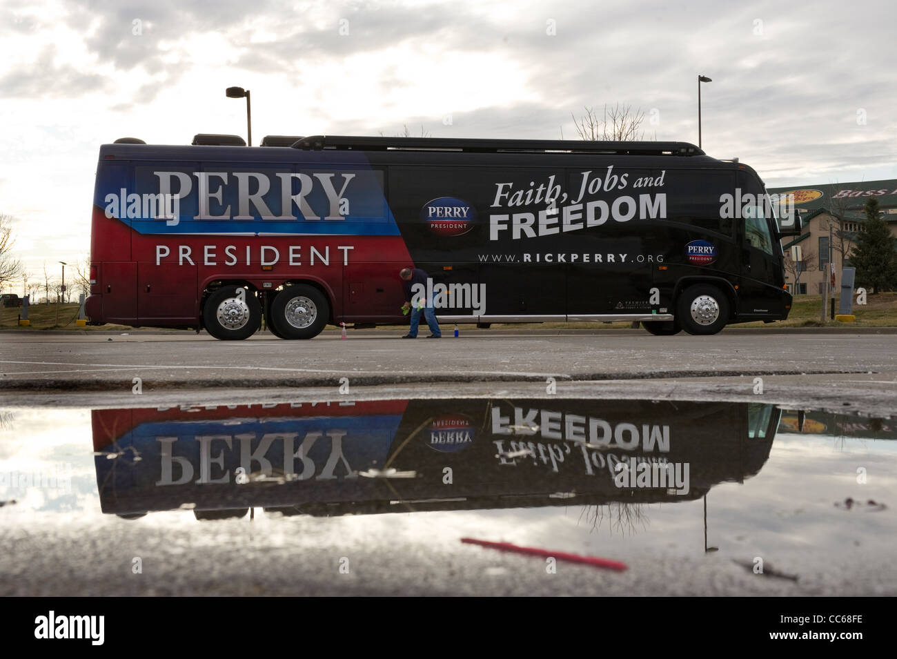 Rick Perry per presidente campagna bus in un parcheggio in Council Bluffs, Iowa prima dell'Iowa caucus campagna Foto Stock