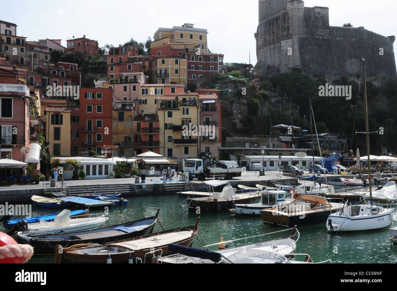 Lerici, Liguria, barche, bay, castello, case vivacemente colorate, promenade, Porto Foto Stock