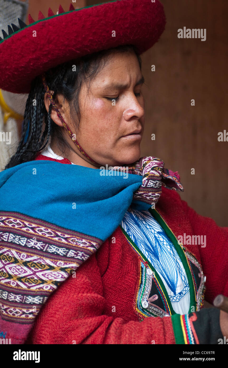 Il Perù, Chincheros. Donna Peruviana in abito tradizionale presso il locale artigianale laboratorio coop. Foto Stock