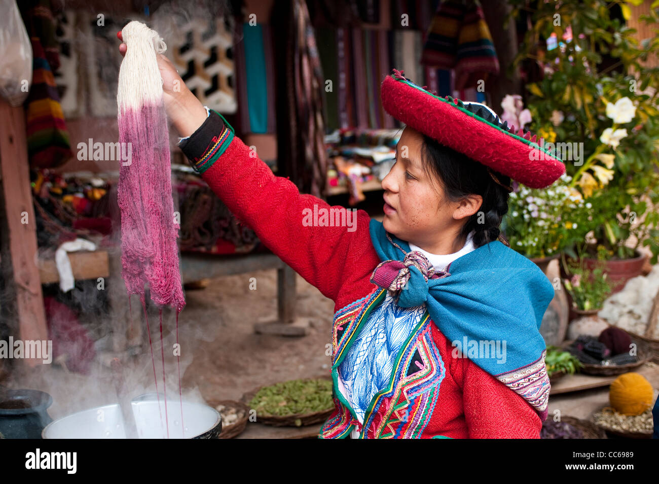 Il Perù, Chincheros. Donna Peruviana in abito tradizionale morendo lana presso il locale artigianale laboratorio coop. Foto Stock