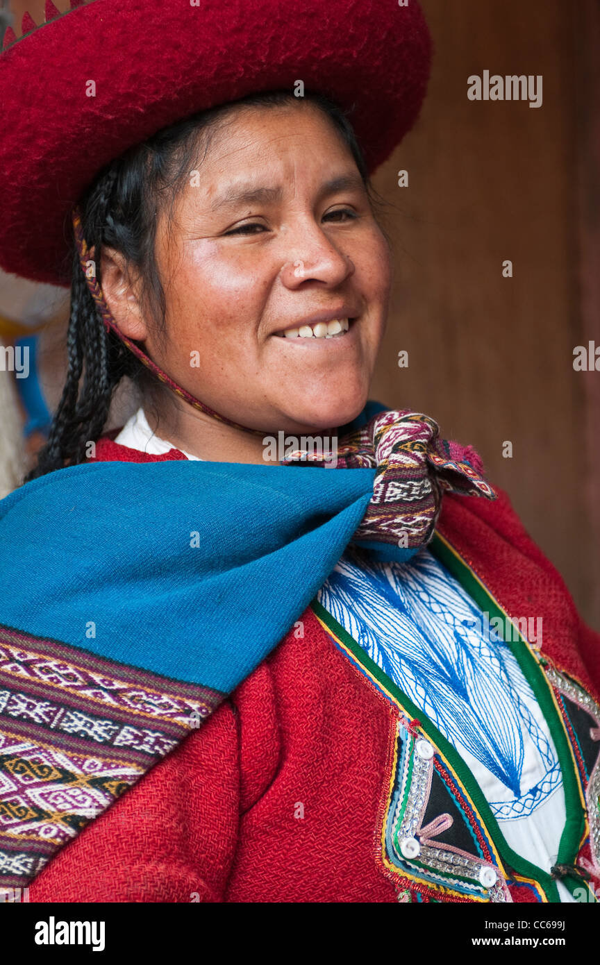Il Perù, Chincheros. Donna Peruviana in abito tradizionale presso il locale artigianale laboratorio coop. Foto Stock