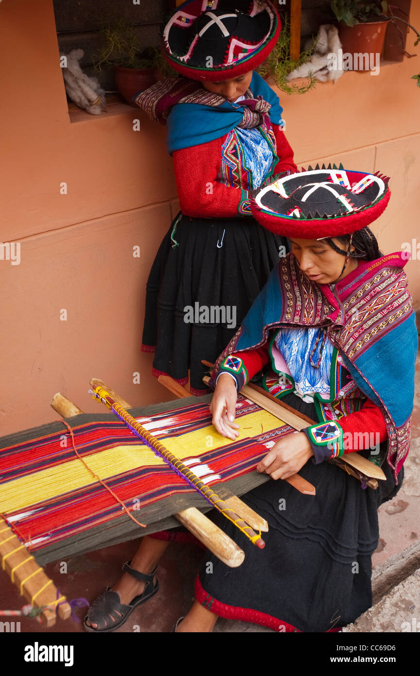 Il Perù, Chincheros. Le donne peruviane in abito tradizionale presso il locale artigianale laboratorio coop. Foto Stock