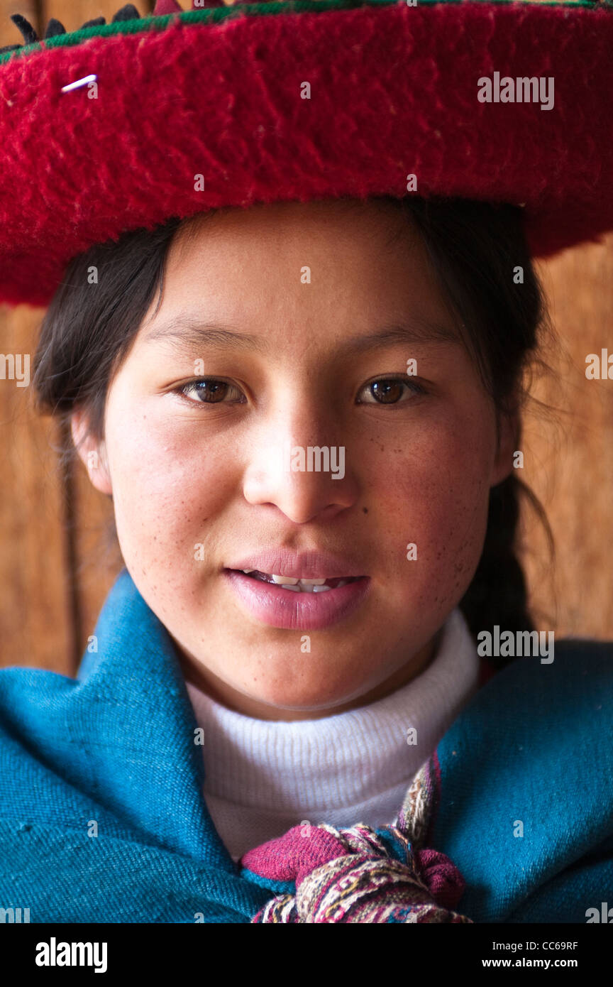 Donna peruviana in abito tradizionale presso la bottega artigianale locale di poliziotto, Chincheros, Perù. Foto Stock