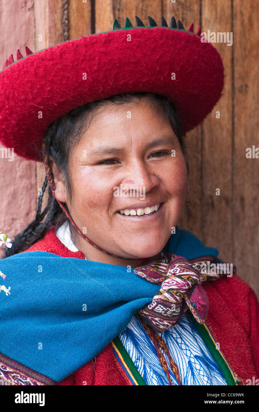 Donna peruviana in abito tradizionale presso la bottega artigianale locale di poliziotto, Chincheros, Perù. Foto Stock