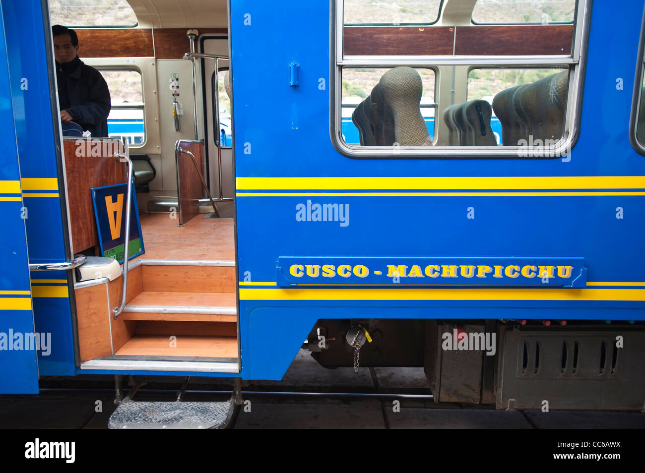 Perurail treno passeggeri auto da Ollantaytambo a Machu Picchu, Ollantaytambo, Perù. Foto Stock
