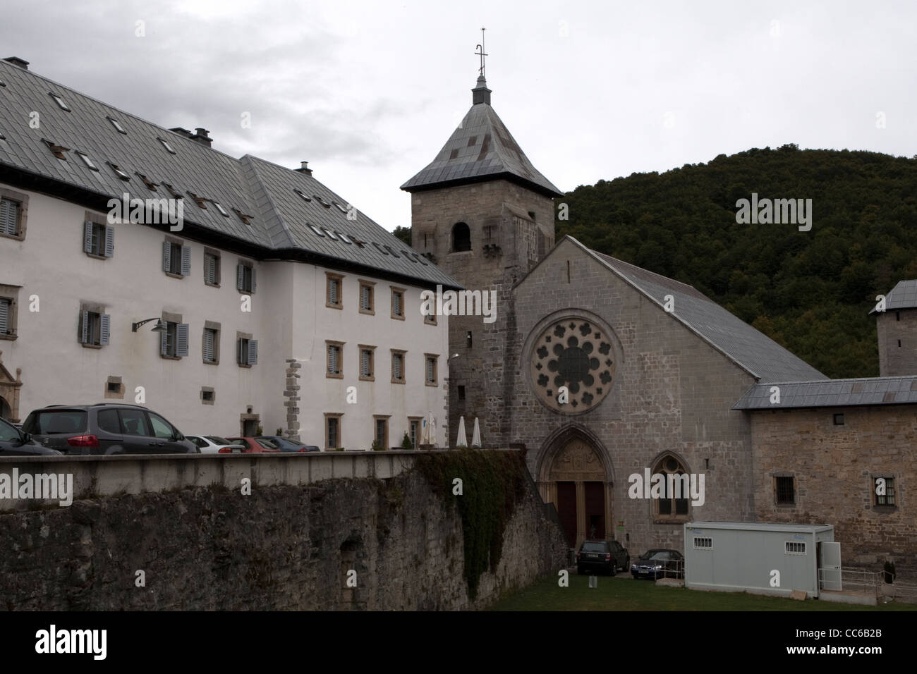 Pilgrim Hostel & Royal Collegiata, Roncesvalles / Orrega, Navarra, Pirenei Occidentali, Spagna Foto Stock