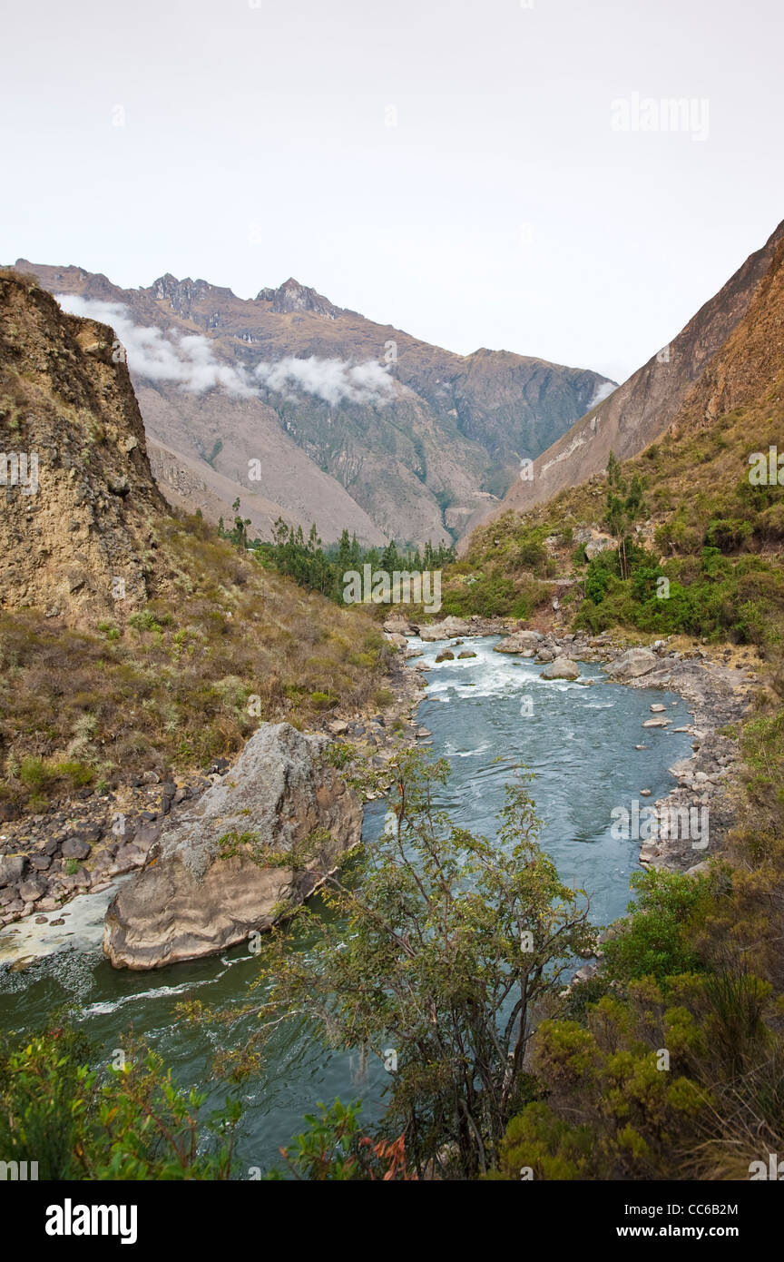 Il Perù. Fiume Patakancha, dal treno per Machu Picchu. Foto Stock