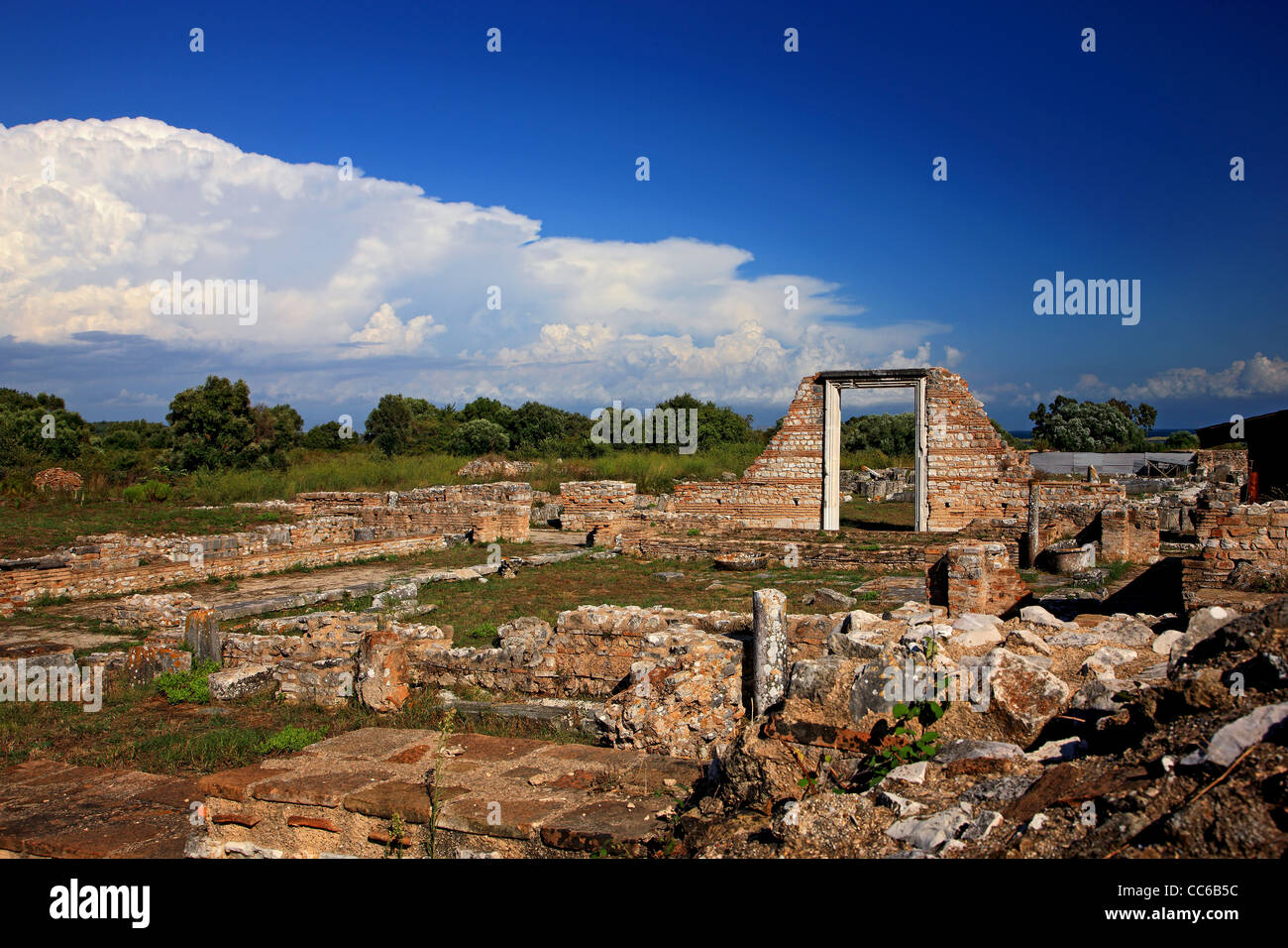 I resti della Basilica B' (conosciuto anche come 'Alkisonos'-5th/sesto secolo) nell Antica Nicopoli, vicino a Preveza, Epiro, Grecia Foto Stock