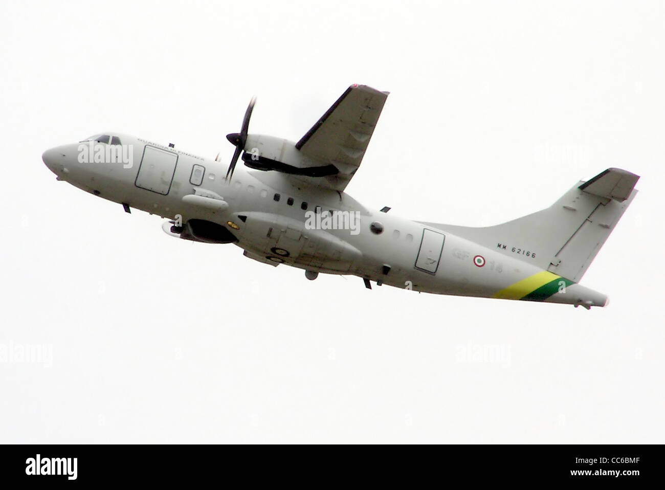 Il servizio doganale italiano ATR 42MP (MM62166) parte da Fairford, Gloucestershire, durante il Royal International Air Tattoo, mostrando il suo ruolo nelle operazioni di sorveglianza e controllo delle frontiere. Foto Stock