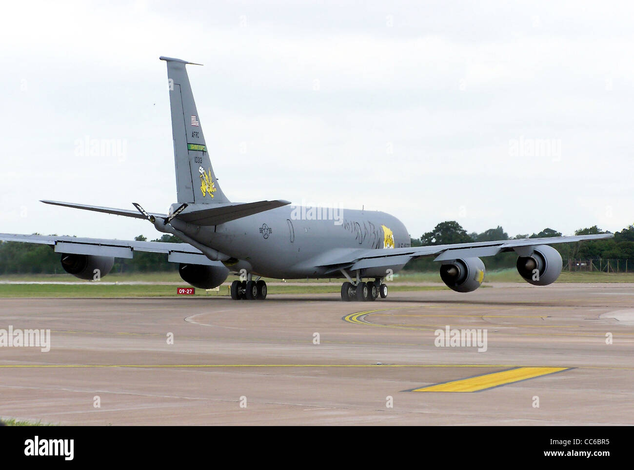 Il USAF comando Reserve KC-135R tanker dal 77th ARS, Seymour Johnson AFB, taxying per prendere il via presso il Royal International Air Foto Stock