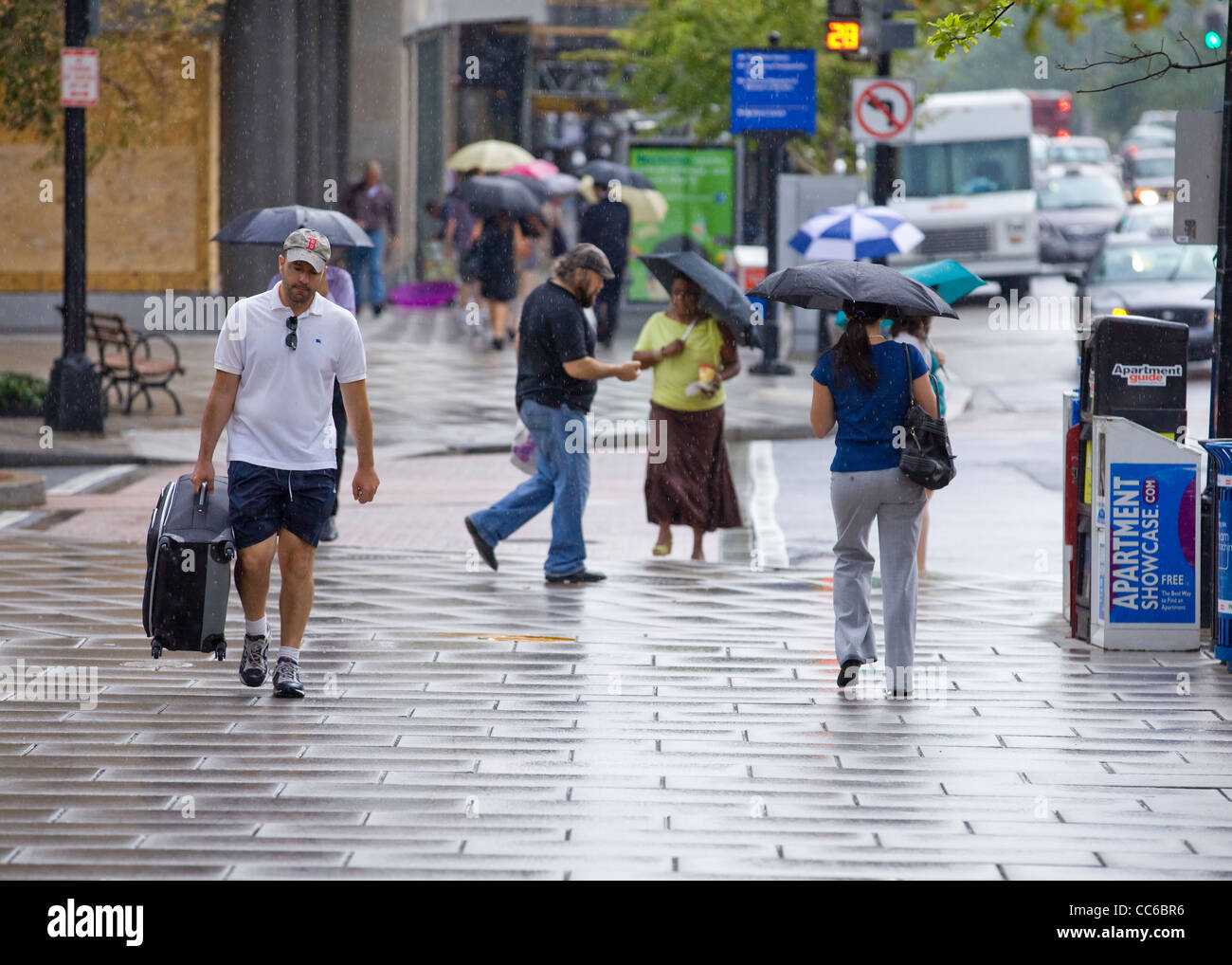 La gente che camminava per strada in un giorno di pioggia - USA Foto Stock