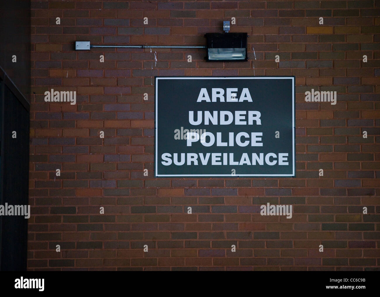Scritto in modo errato la vigilanza della polizia avviso sul muro - Washington DC, Stati Uniti d'America Foto Stock