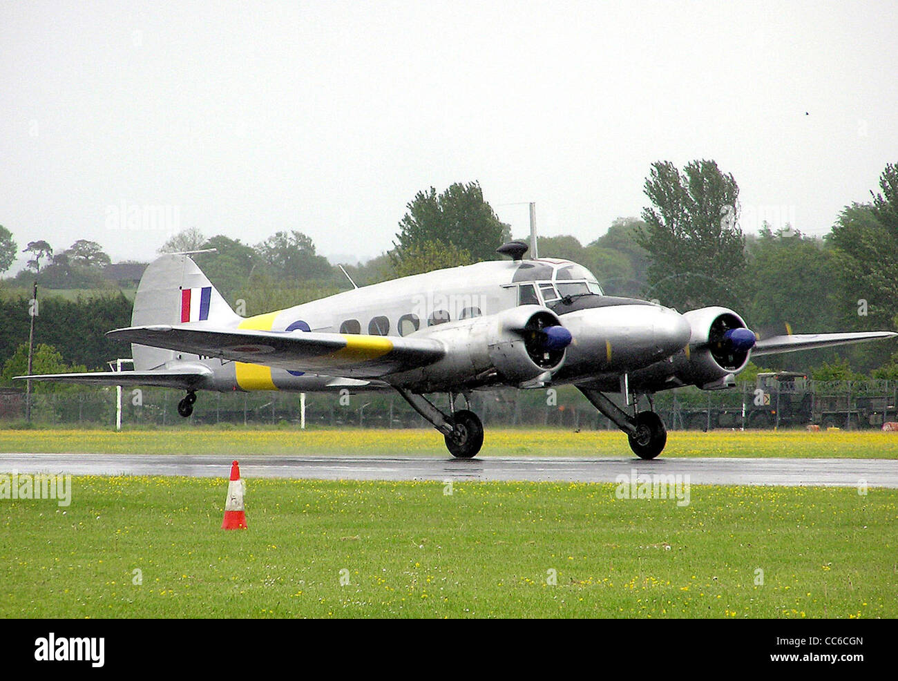 Avro 652a Anson T.21 (sigla militare WD413, registrazione privato G-VROE) dell'aria Atlantique volo storico a Hullavin Foto Stock