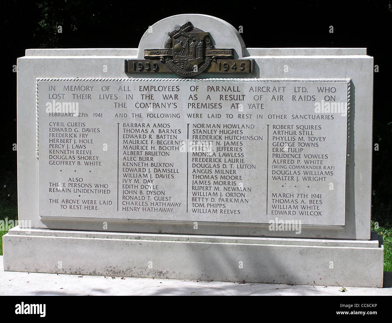 Un memoriale situato all'ingresso del litro del cimitero di Yate commemora i 52 individui della Parnall Aircraft Ltd di Yate che morirono in incursioni aeree tedesche il 27 febbraio 1941. Foto Stock