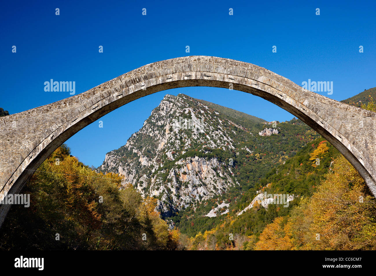 La Plaka (o 'Plakas') bridge, il più grande singolo ad arco-ponte di pietra nei Balcani, attraversando il fiume Arachtos, Ioannina, Grecia Foto Stock