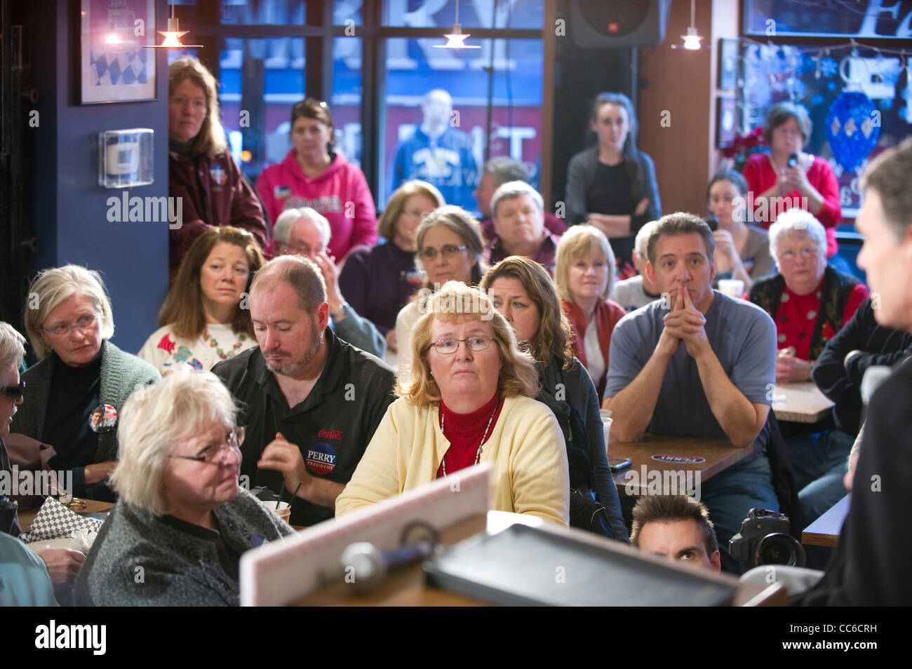 Iowa elettori ascoltare Texas Governor Rick Perry come egli campagne caucus Iowa per la nomina repubblicana per gli Stati Uniti Il presidente Foto Stock