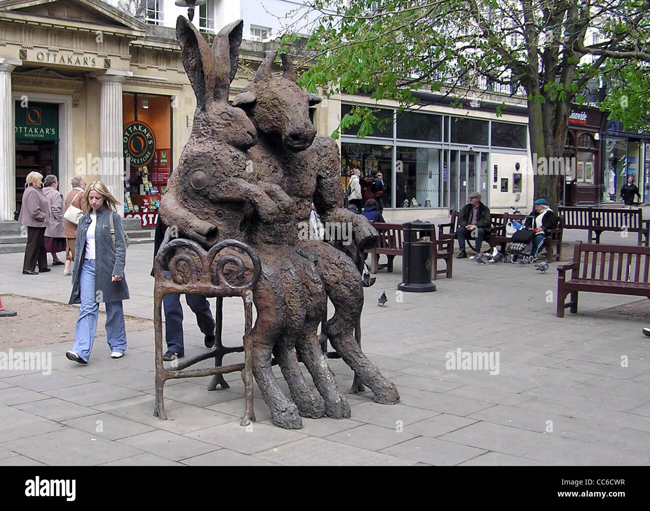 "Il Minotauro e la lepre" di Sophie Ryder, 1995, Cheltenham Town Center. Foto Stock