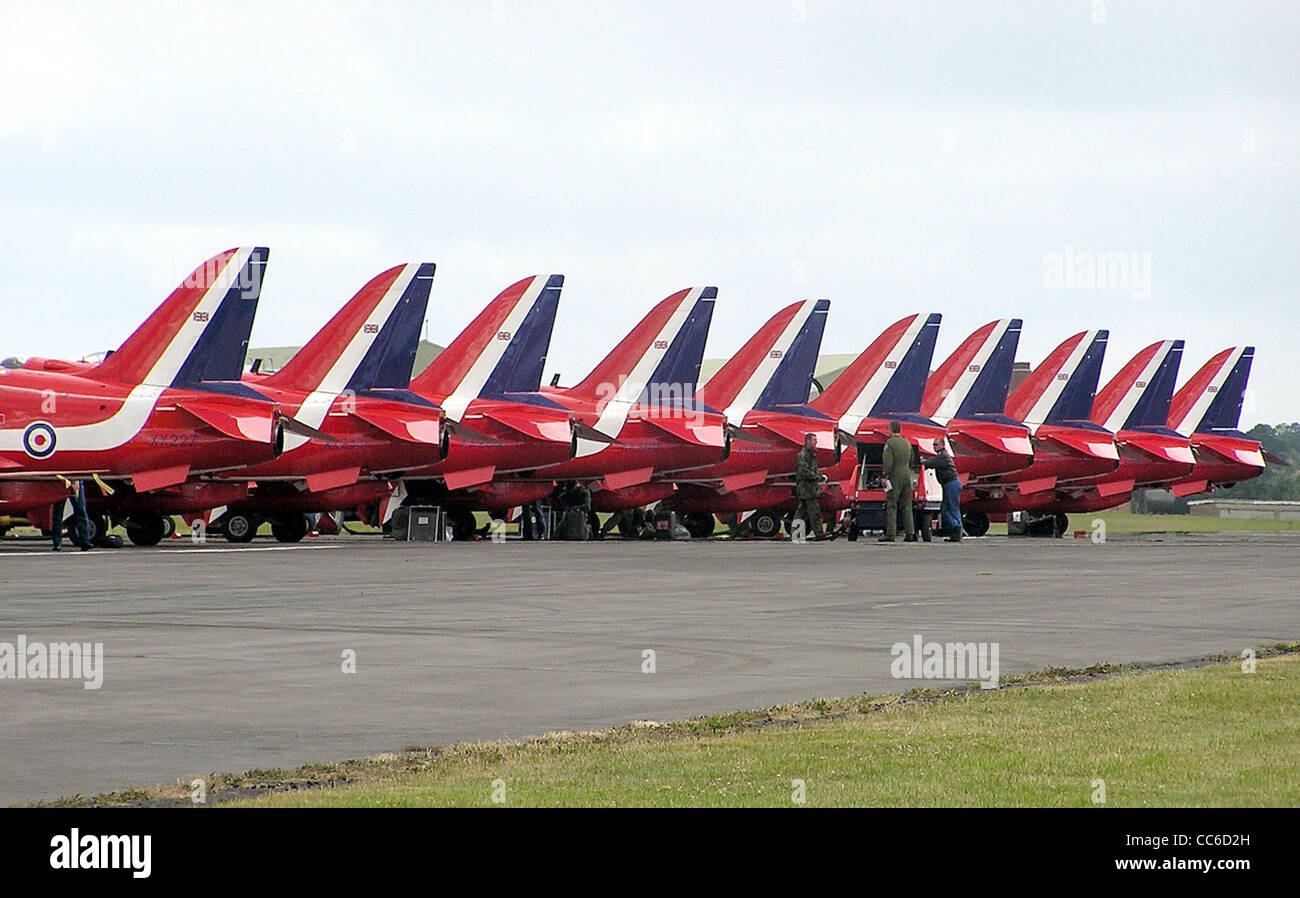 Le frecce rosse, la squadra aerobatica della Royal Air Force (RAF), allineano i loro dieci jet Hawk sulla pista. Noto per il volo di precisione e le straordinarie esposizioni, il team si esibisce nelle fiere aeree di tutto il mondo. Questi getti sono progettati per corsi di formazione avanzati e prestazioni acrobatiche. Foto Stock