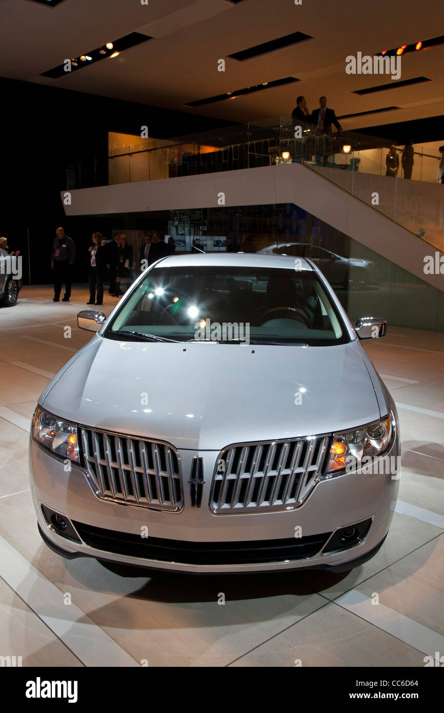 Detroit, Michigan - Il 2012 Lincoln MKZ hybrid sul display al North American International Auto Show. Foto Stock