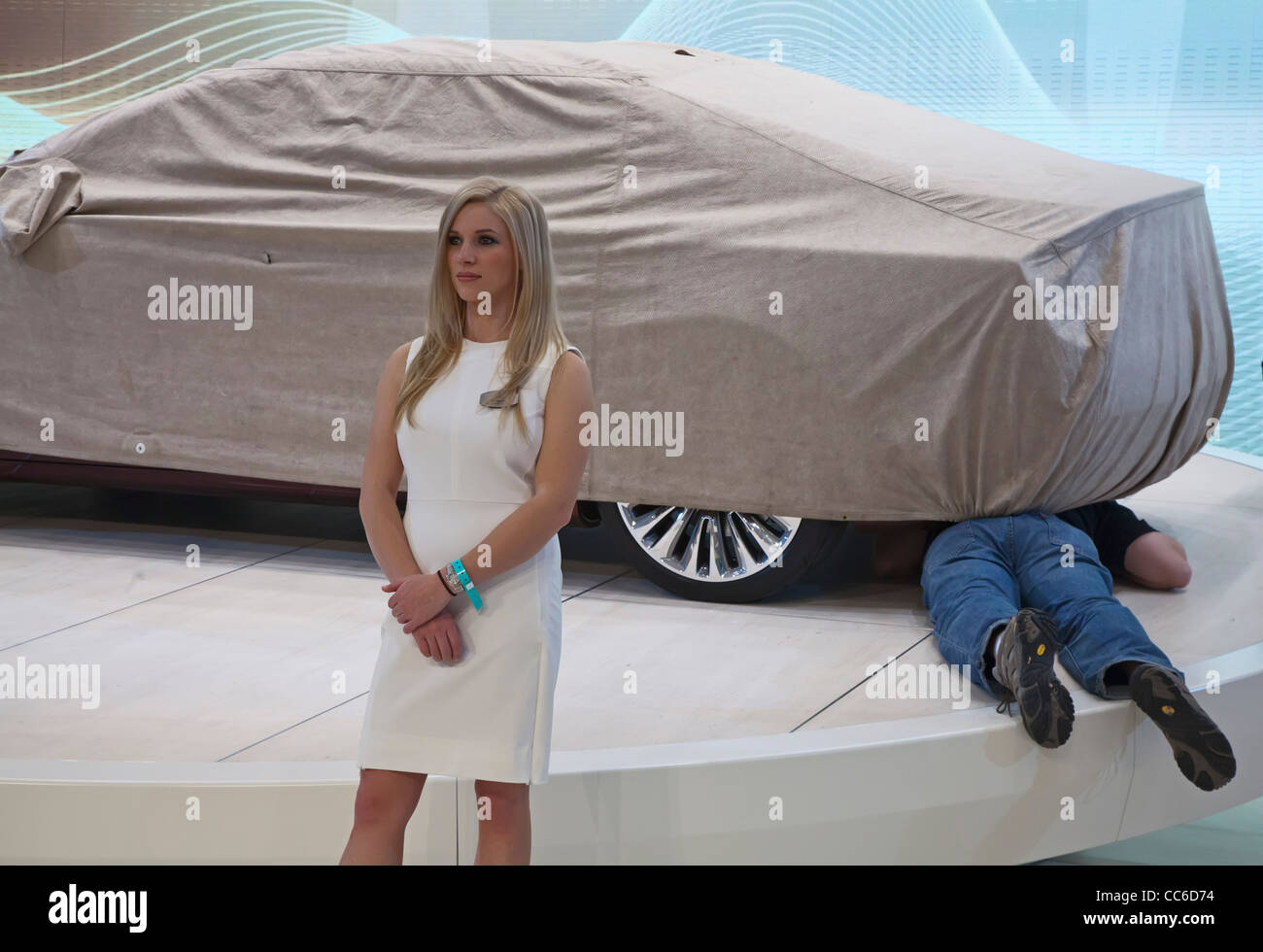 Detroit, Michigan - un modello e un operaio del 2013 Lincoln MKZ presentano al North American International Auto Show. Foto Stock