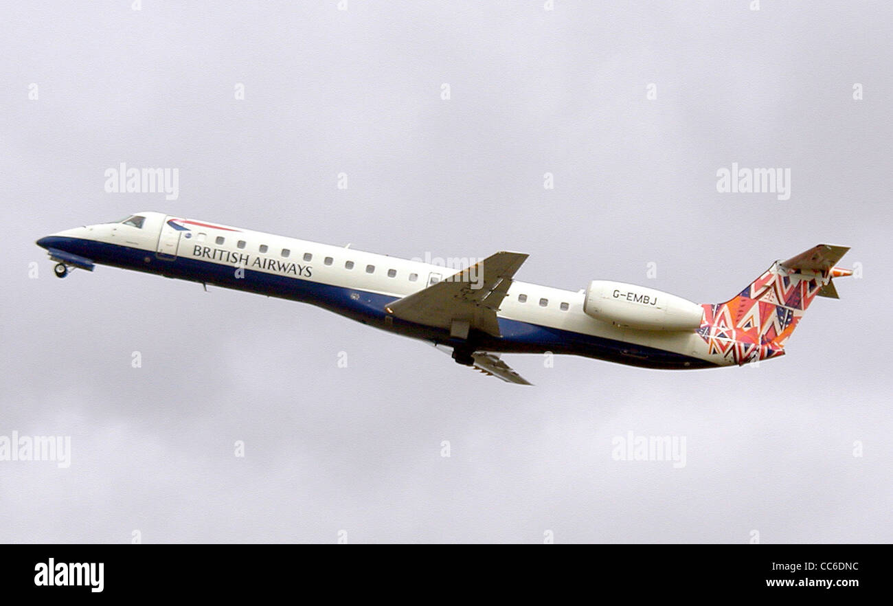 British Airways schema di coda "Giorno di mercato" (chiamato anche Youm al-Suq?) su un Embraer ERJ 145 (G-EMBJ) prendendo il largo da Bristol Airpo Foto Stock