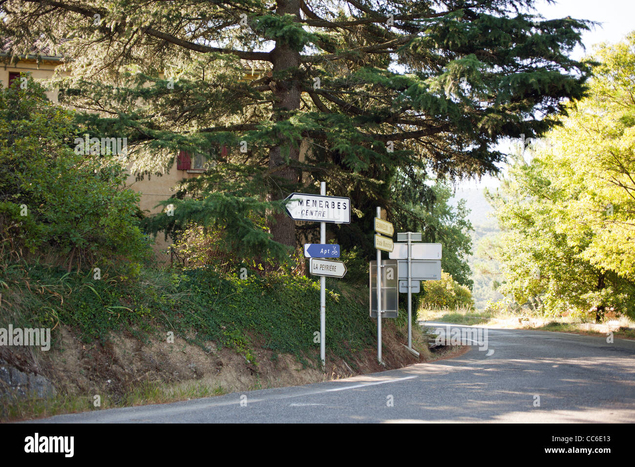 Un cartello stradale indica la strada per Menerbes, Francia Foto Stock