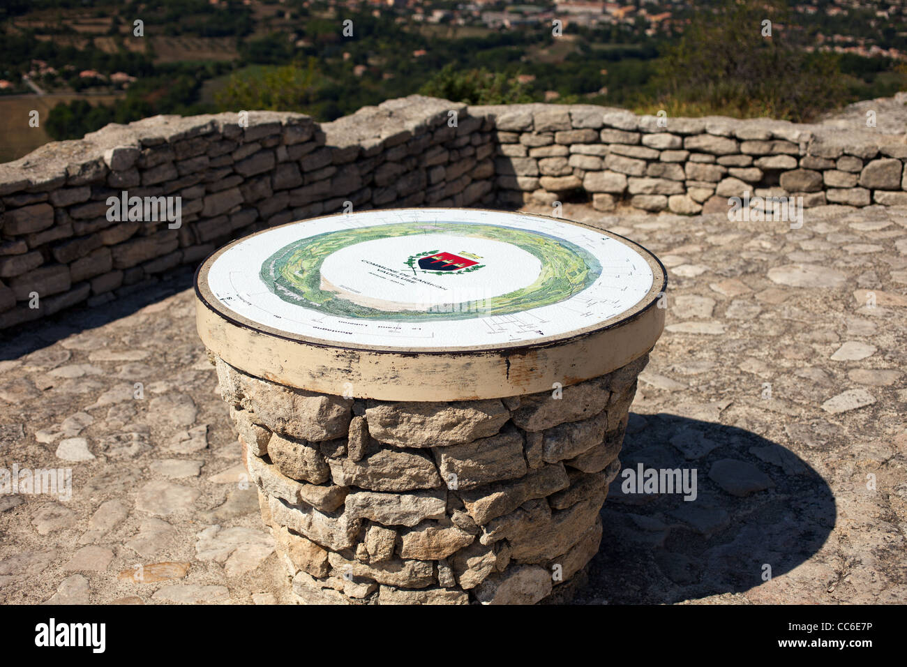 Un display di pietra con l'altitudine e altre informazioni in Saignon, Francia Foto Stock