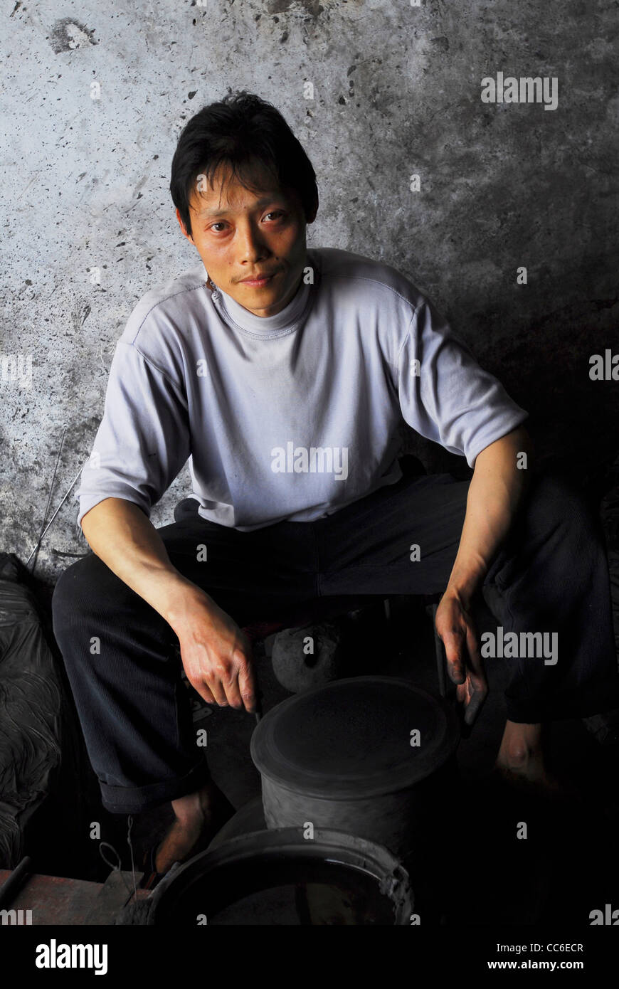 L'uomo facendo smaltato nero ceramica, Yingjing, Yaan, Sichuan , Cina Foto Stock