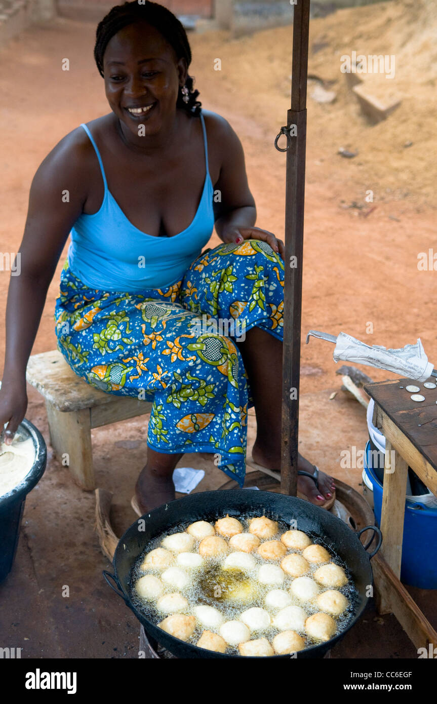 Una donna di Burkina Fasso frittura profonda gateaux ( ciambelle fritte ). Si tratta di un popolare prima colazione in Burkina Faso e in Africa occidentale. Foto Stock