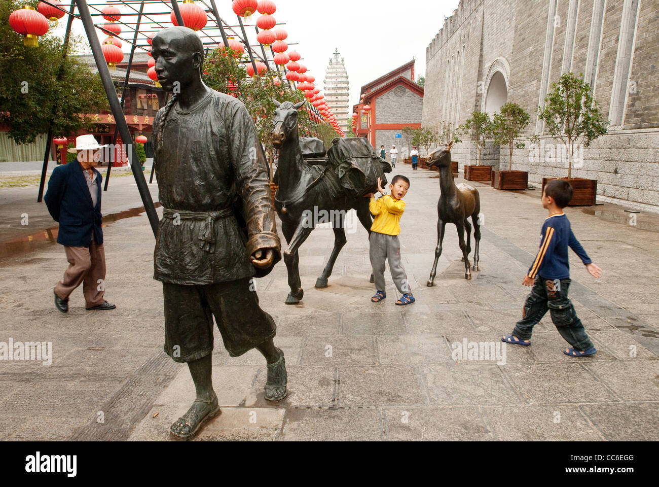 Statua in bronzo raffigurante uomo camminano con un cavallo porta tè, Kunming, Yunnan , Cina Foto Stock