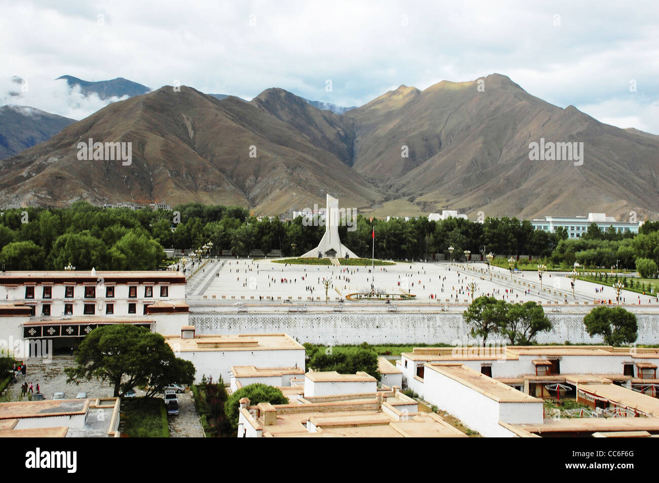 Elevato angolo di visione del monumento per la pacifica liberazione del Tibet, Potala Square, Lhasa, in Tibet, in Cina Foto Stock