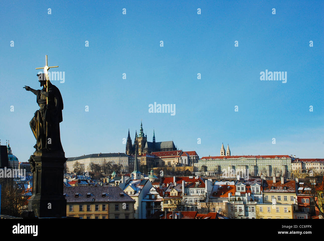 Statua Di San Giovanni Battista Statua di san giovanni battista cielo blu immagini e fotografie stock